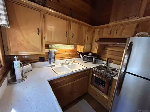 Kitchen - 331 Maple Ln, Sugarloaf, CA 92386 photo 4 of 4