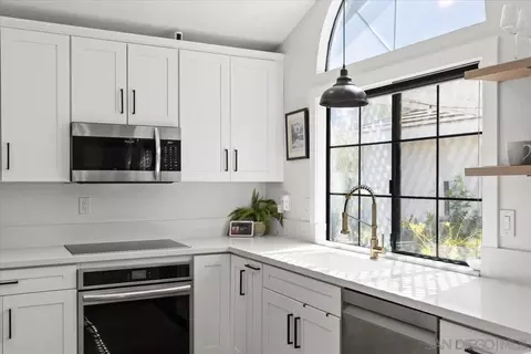 Kitchen - 42136 Teatree Ct, Temecula, CA 92591 photo 5 of 6