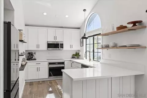 Kitchen - 42136 Teatree Ct, Temecula, CA 92591 photo 4 of 6