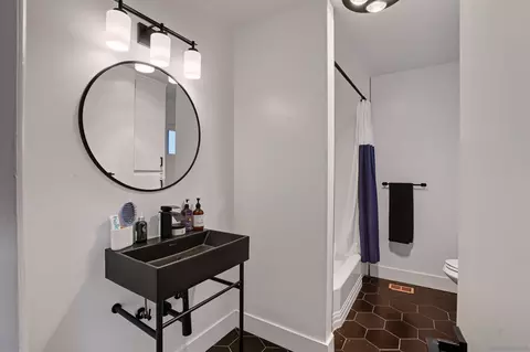 Bath - 720 W Fig St, Fallbrook, CA 92028 photo 2 of 2