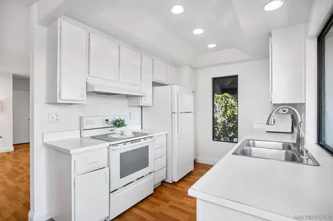 Kitchen - 13735 Mango Dr, Del Mar, CA 92014 photo 3 of 4