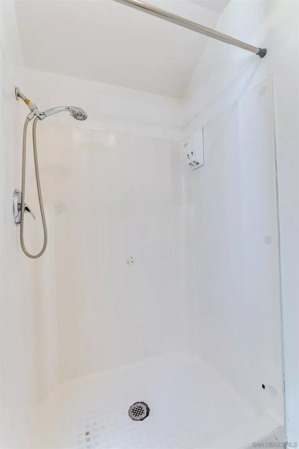 Bath - 2811 Glen Canyon Cir, Spring Valley, CA 91977 photo 2 of 3