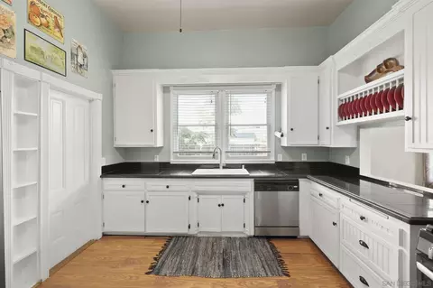 Kitchen - 43978 C St, Hemet, CA 92544 photo 2 of 5