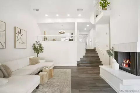 3275 Caminito Eastbluff #203, La Jolla, CA 92037