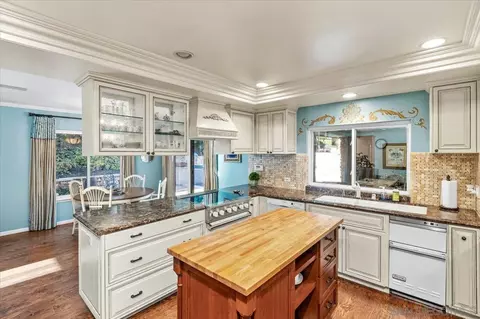 Kitchen - 2927 Circle Dr, Escondido, CA 92029 photo 4 of 5