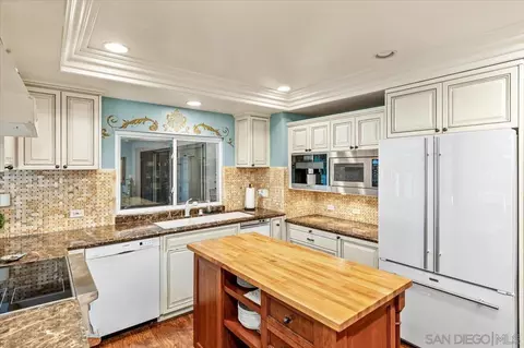 Kitchen - 2927 Circle Dr, Escondido, CA 92029 photo 2 of 5