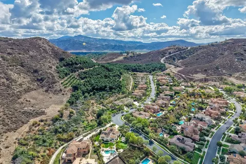 View/Area - 2706 Vistamonte Gln, Escondido, CA 92027 photo 7 of 16
