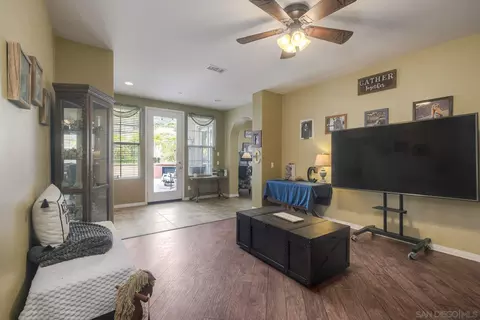 Living - 2706 Vistamonte Gln, Escondido, CA 92027 photo 2 of 8