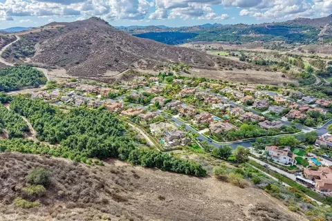 View/Area - 2706 Vistamonte Gln, Escondido, CA 92027 photo 13 of 16