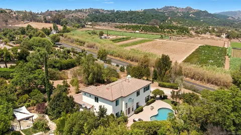 View/Area - 3380 Vista Norte, Escondido, CA 92025 photo 5 of 6