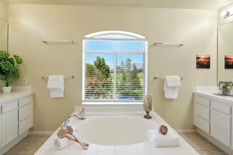 Bath - 3380 Vista Norte, Escondido, CA 92025 photo 4 of 5