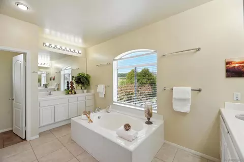 Bath - 3380 Vista Norte, Escondido, CA 92025 photo 2 of 5