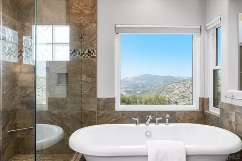 Bath - 2292 Rock Crest Gln, Escondido, CA 92026 photo 3 of 5