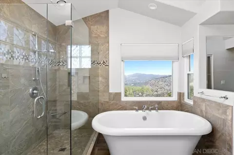 Bath - 2292 Rock Crest Gln, Escondido, CA 92026 photo 2 of 5