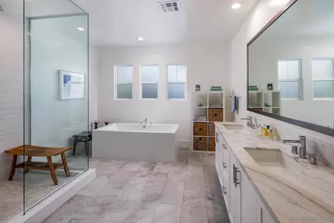 Bath - 939 Moonstone Ct, Encinitas, CA 92024 photo 3 of 3