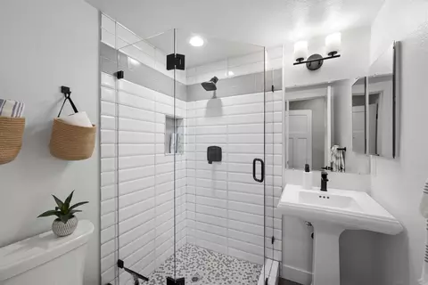 Bath - 2730 Evans Rd #9, San Diego, CA 92106 photo 2 of 5
