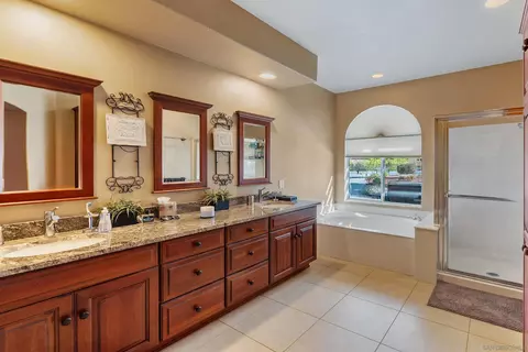 Bath - 470 Chestnut Roan Dr, Alpine, CA 91901 photo 2 of 3
