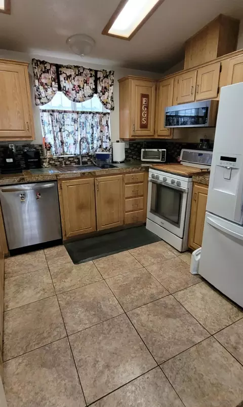 Kitchen - 14082 Pomegranate Ave #146, Poway, CA 92064 photo 2 of 2