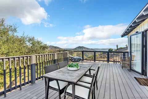 Exterior - 1029 Rainbow Valley Ct, Fallbrook, CA 92028 photo 4 of 12