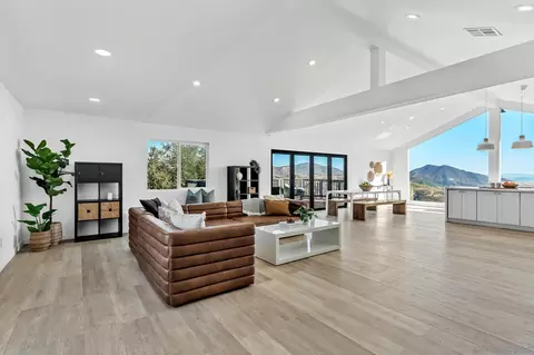 Living - 1029 Rainbow Valley Ct, Fallbrook, CA 92028 photo 1 of 4