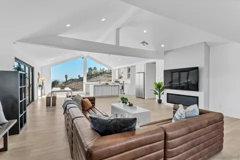 Living - 1029 Rainbow Valley Ct, Fallbrook, CA 92028 photo 2 of 4