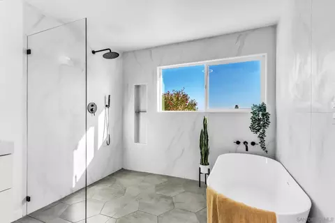 Bath - 1029 Rainbow Valley Ct, Fallbrook, CA 92028 photo 3 of 5