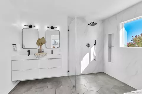 Bath - 1029 Rainbow Valley Ct, Fallbrook, CA 92028 photo 2 of 5