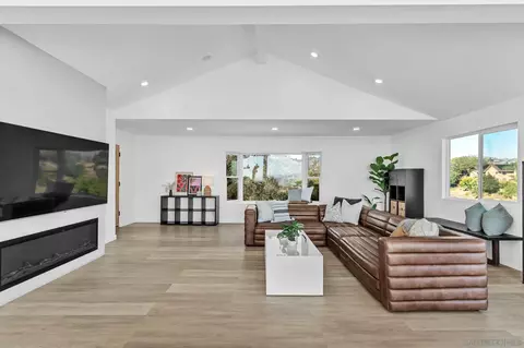 Living - 1029 Rainbow Valley Ct, Fallbrook, CA 92028 photo 3 of 4