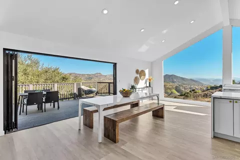 Dining - 1029 Rainbow Valley Ct, Fallbrook, CA 92028 photo 4 of 7