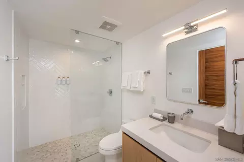 Bath - 1605 Burgundy Rd, Encinitas, CA 92024 photo 2 of 4