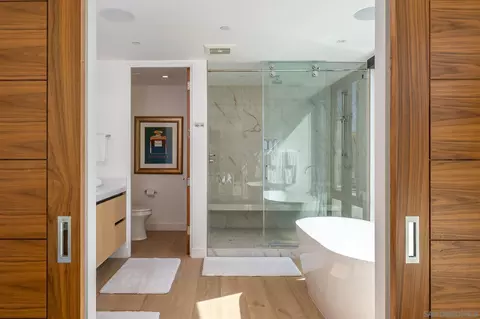 Bath - 1605 Burgundy Rd, Encinitas, CA 92024 photo 3 of 4