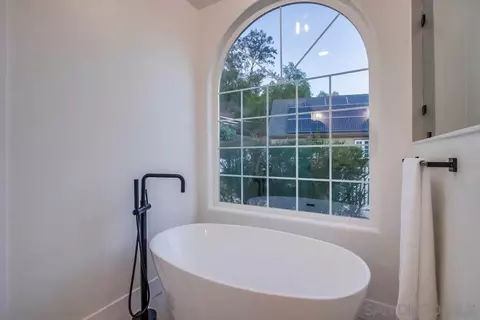 Bath - 2543 Daisy Ln, Fallbrook, CA 92028 photo 4 of 7