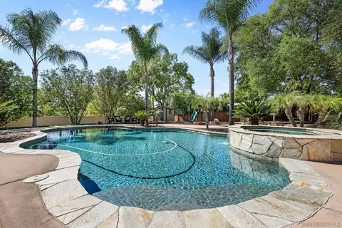 Exterior - 824 Hillcrest Ter, Fallbrook, CA 92028 photo 4 of 13