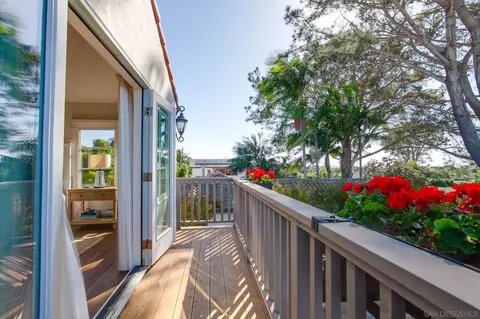 Exterior - 901 Stratford Dr, Encinitas, CA 92024 photo 5 of 13