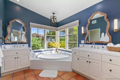 Bath - 901 Stratford Dr, Encinitas, CA 92024 photo 2 of 4