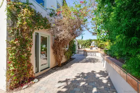 Exterior - 901 Stratford Dr, Encinitas, CA 92024 photo 9 of 13