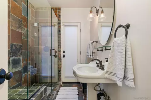 Bath - 901 Stratford Dr, Encinitas, CA 92024 photo 1 of 4