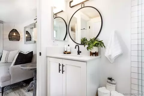 Bath - 901 Stratford Dr, Encinitas, CA 92024 photo 3 of 4