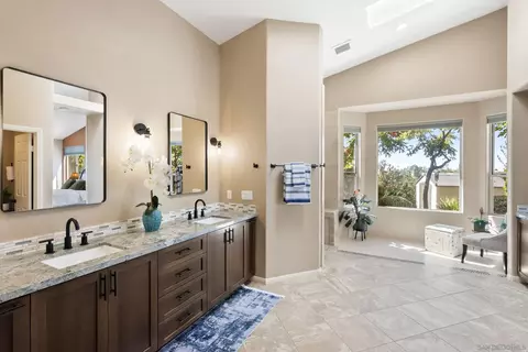Bath - 10328 Hawley Rd, El Cajon, CA 92021 photo 2 of 5