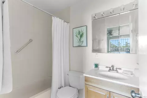 Bath - 14287 Lolin Ln, Poway, CA 92064 photo 1 of 2
