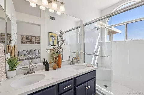Bath - 2491 Moonlight Gln, Escondido, CA 92026 photo 1 of 3