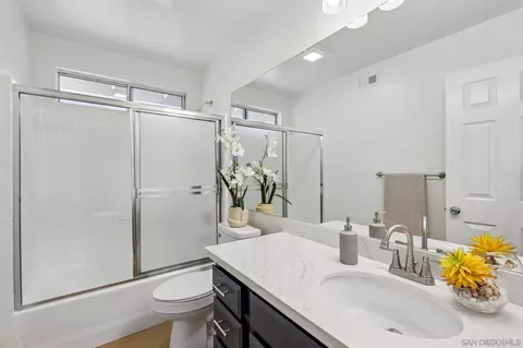 Bath - 2491 Moonlight Gln, Escondido, CA 92026 photo 3 of 3
