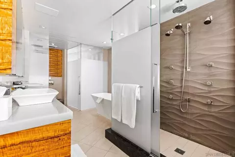 Bath - 6653 Neptune #SHARE B, La Jolla, CA 92037 photo 1 of 2