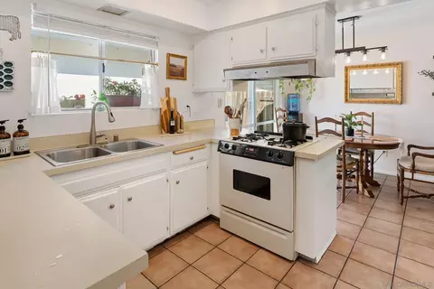 Kitchen - 13135 Pam Ln, Lakeside, CA 92040 photo 3 of 4