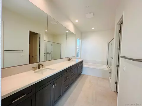 Bath - 7845 La Mesa Summit Dr, La Mesa, CA 91941 photo 2 of 4