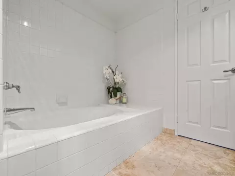 Bath - 103 Tunapuna Ln, Coronado, CA 92118 photo 4 of 5