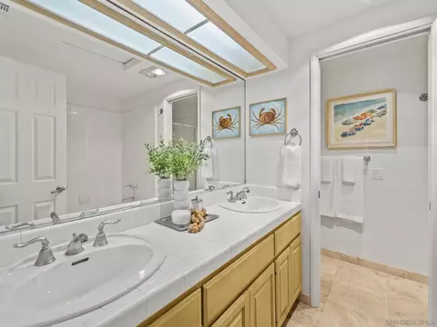Bath - 103 Tunapuna Ln, Coronado, CA 92118 photo 3 of 5