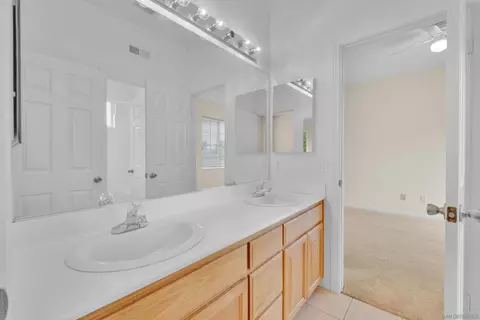 Bath - 2251 Orchard View Ln, Escondido, CA 92027 photo 5 of 8