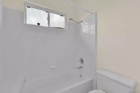 Bath - 2251 Orchard View Ln, Escondido, CA 92027 photo 6 of 8