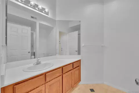 Bath - 2251 Orchard View Ln, Escondido, CA 92027 photo 1 of 8